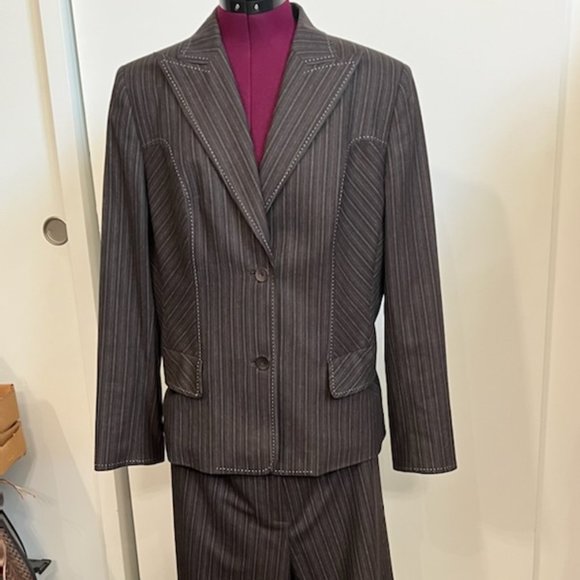 Pants - Albert Nipon two-piece ladies suit. Size 12.